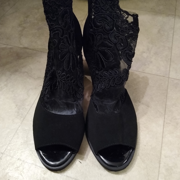 Heels - Picture 2 of 4